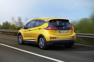 O Opel Ampera-e possui uma unidade plana de baterias colocada sob o piso do habitáculo