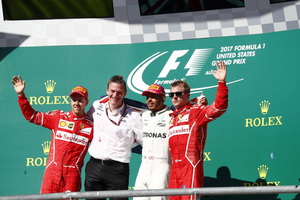 Hamilton foi ladeado pelo duo da Ferrari Vettel e Raikkonen no pódio