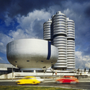 BMW recorda 40 anos da sua sede de quatro cilindros