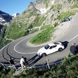 Nissan Nismo 370Z enfrenta homem voador