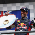 Ricciardo vence com colisão dos Mercedes