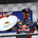 Ricciardo vence com colisão dos Mercedes