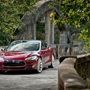Tesla desenvolve tecnologia autónoma e híbrida