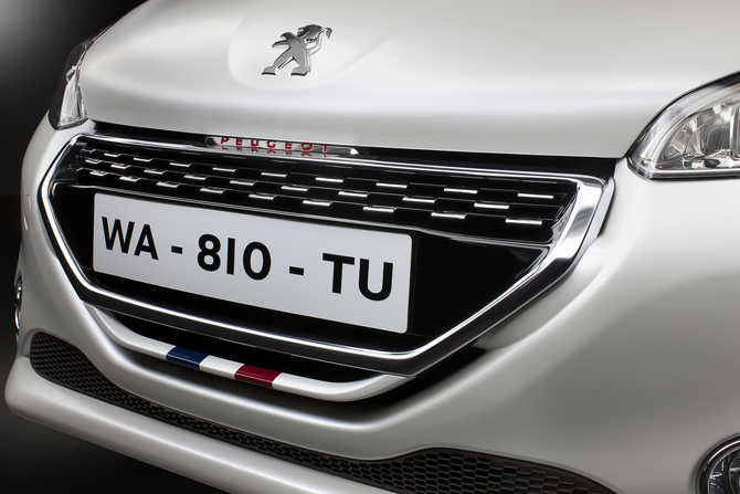 No 208 GTi, a grelha é preta brilhante e tem detalhes que lembram em formato 3D o xadrez de conotação desportiva No 208 GTi, a grelha é preta brilhante e tem detalhes que lembram em formato 3D o xadrez de conotação desportiva