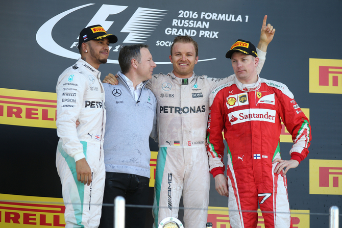 Hamilton e Raikkonen terminaram no segundo e terceiro lugares, respetivamente Hamilton e Raikkonen terminaram no segundo e terceiro lugares, respetivamente