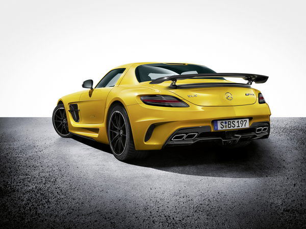 Le design du SLS AMG Coupé Black Series inspire une fascination particulière en raison de ses similarités avec le SLS AMG GT3 de compétition. Le design du SLS AMG Coupé Black Series inspire une fascination particulière en raison de ses similarités avec le SLS AMG GT3 de compétition.
