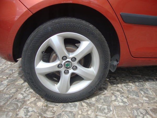 Vendo Skoda Fabia Elegance Laranja 5.380,00€ Vendo Skoda Fabia Elegance Laranja 5.380,00€