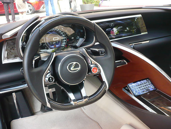 O interior do carro ultrapassou as fronteiras da indústria automóvel com o duplo ecrã LCD de 12 polegadas O interior do carro ultrapassou as fronteiras da indústria automóvel com o duplo ecrã LCD de 12 polegadas