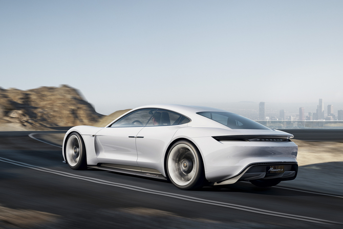 The Mission E allows its use in everyday life thanks to an announced range of 500km on a single charge The Mission E allows its use in everyday life thanks to an announced range of 500km on a single charge