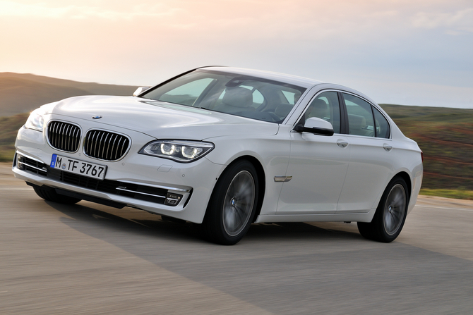 Em termos de dimensões o novo BMW Série 7 mantém-se praticamente inalterado Em termos de dimensões o novo BMW Série 7 mantém-se praticamente inalterado