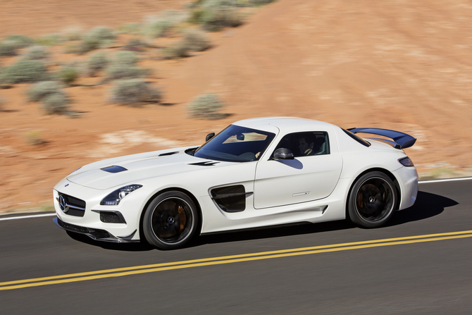 Tout comme sur le SLS AMG GT3, le capot en fibre de carbone comprend une sortie d’air centrale. Tout comme sur le SLS AMG GT3, le capot en fibre de carbone comprend une sortie d’air centrale.