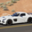 Tout comme sur le SLS AMG GT3, le capot en fibre de carbone comprend une sortie d’air centrale. 