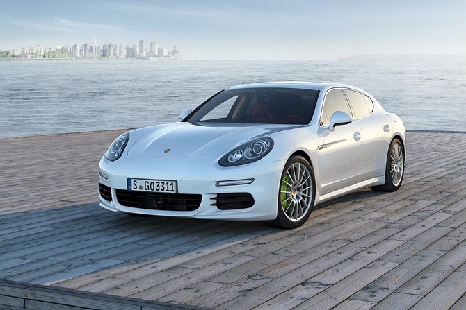 Panamera S E-Hybrid é o primeiro híbrido plug-in da classe de luxo Panamera S E-Hybrid é o primeiro híbrido plug-in da classe de luxo