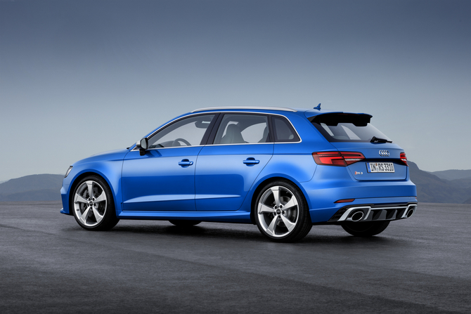 O RS3 Sportback atinge uma velocidade máxima limitada de 250km/h ou 280km/h se requerido pelo cliente O RS3 Sportback atinge uma velocidade máxima limitada de 250km/h ou 280km/h se requerido pelo cliente