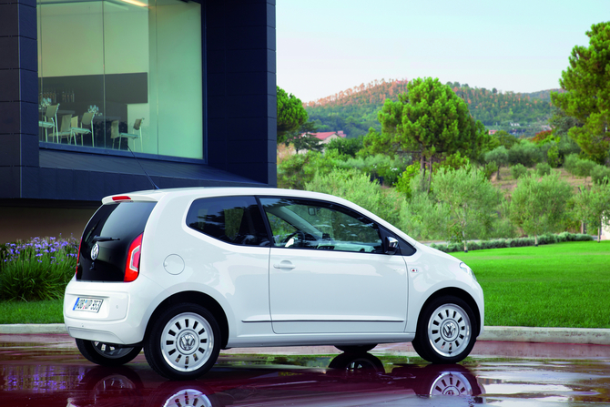 O carro tem um pouco mais de potência do que o XL1 mas é mais lento por causa do peso superior e da carroçaria menos aerodinâmica O carro tem um pouco mais de potência do que o XL1 mas é mais lento por causa do peso superior e da carroçaria menos aerodinâmica