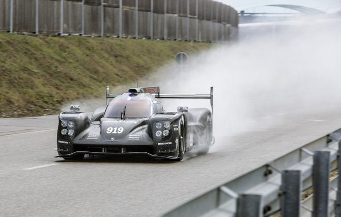 Porsche made a comprehensive evolution of the car that 2014 marked the return of the German brand to the top WEC category Porsche made a comprehensive evolution of the car that 2014 marked the return of the German brand to the top WEC category