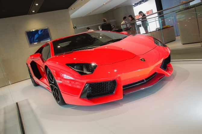 O Aventador recebe uma suspensão mais dura e novas jantes para além da melhoria da eficiência O Aventador recebe uma suspensão mais dura e novas jantes para além da melhoria da eficiência