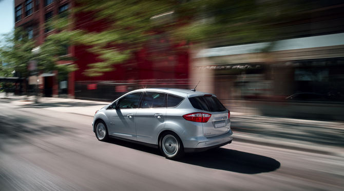 It is offered as a hybrid or plug-in hybrid car It is offered as a hybrid or plug-in hybrid car