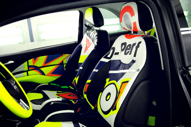O interior usa o mesmo couro do fato de competição de Valentino Rossi O interior usa o mesmo couro do fato de competição de Valentino Rossi