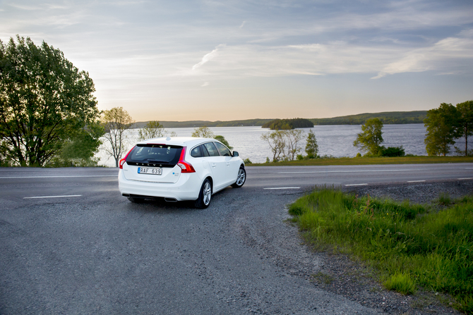 The vehicle consumes 1.8l/100km and produces 48g/km of CO2 The vehicle consumes 1.8l/100km and produces 48g/km of CO2