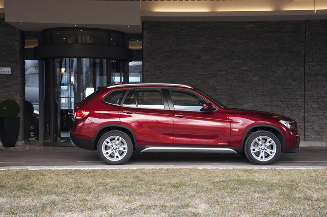 BMW X1 sDrive20i AT BMW X1 sDrive20i AT