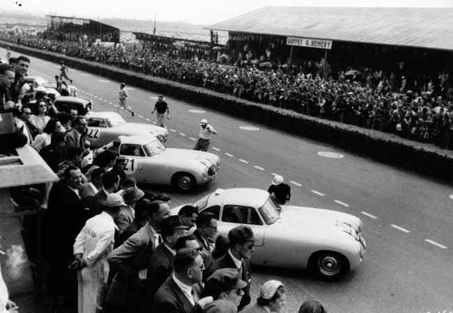 Il y a 60 ans, la Mercedes-Benz 300 SL connaissait un triomphe exceptionnel aux 24 Heures du Mans Il y a 60 ans, la Mercedes-Benz 300 SL connaissait un triomphe exceptionnel aux 24 Heures du Mans