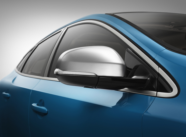 O carro recebe acabamentos em alúminio no exterior e no interior O carro recebe acabamentos em alúminio no exterior e no interior