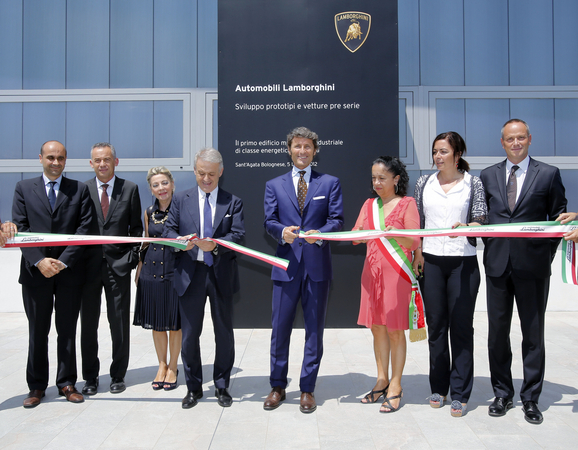 O edifício foi inaugurado por membros do governo e diretores da Lamborghini O edifício foi inaugurado por membros do governo e diretores da Lamborghini