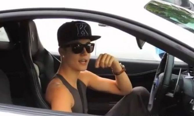Justin Bieber para o trânsito num Ferrari 458 Italia Justin Bieber para o trânsito num Ferrari 458 Italia