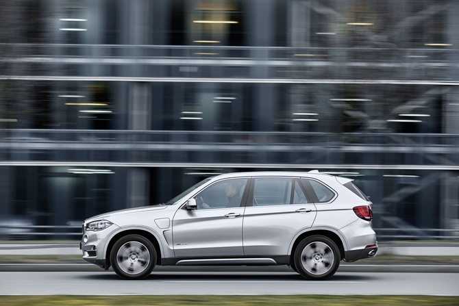 The X5 xDrive40e can reach 100km/h in 6.8 seconds and a limited top speed of 210km/h in hybrid mode The X5 xDrive40e can reach 100km/h in 6.8 seconds and a limited top speed of 210km/h in hybrid mode