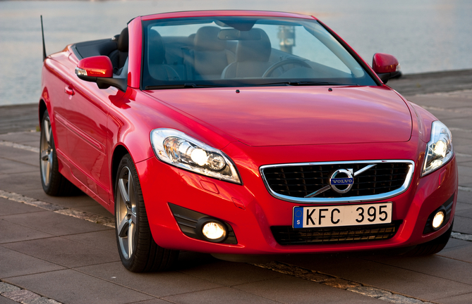 Volvo C70 D4 Momentum Geartronic Volvo C70 D4 Momentum Geartronic