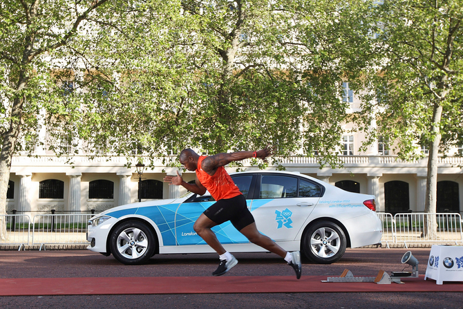 Lewis-Francis venceu a medalha de ouro na estafeta de 4x100m nos Jogos Olímpicos de Atenas em 2004 Lewis-Francis venceu a medalha de ouro na estafeta de 4x100m nos Jogos Olímpicos de Atenas em 2004