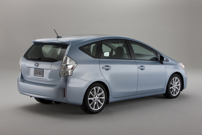 Toyota Prius v Toyota Prius v
