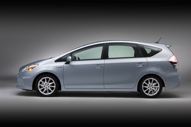 Toyota Prius v Toyota Prius v