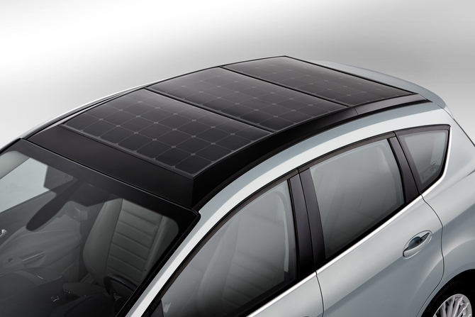 Existe uma lente especial colocada em cima das células solares que acaba por funcionar como uma lupa Existe uma lente especial colocada em cima das células solares que acaba por funcionar como uma lupa