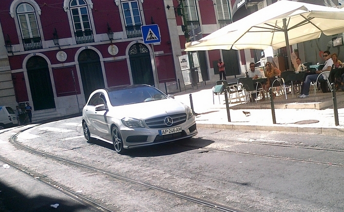 O anúncio do Mercedes-Benz Classe rodado em Portugal será emitido pela primeira vez no próximo sábado dia 6 de outubro no Reino Unido O anúncio do Mercedes-Benz Classe rodado em Portugal será emitido pela primeira vez no próximo sábado dia 6 de outubro no Reino Unido