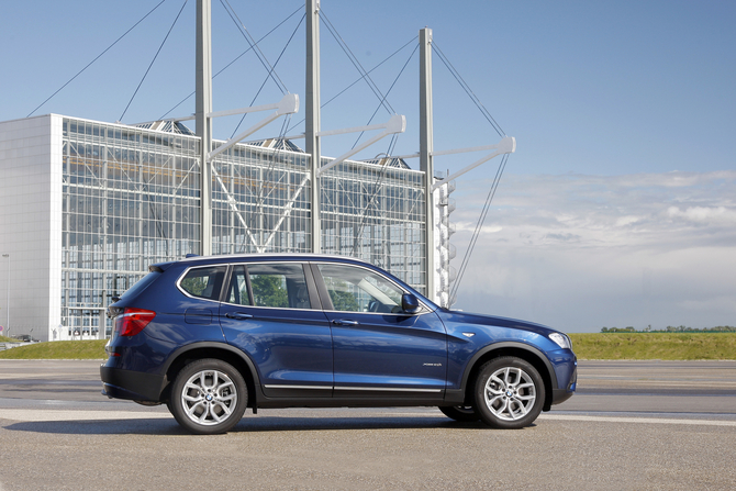 BMW X3 xDrive20i AT BMW X3 xDrive20i AT