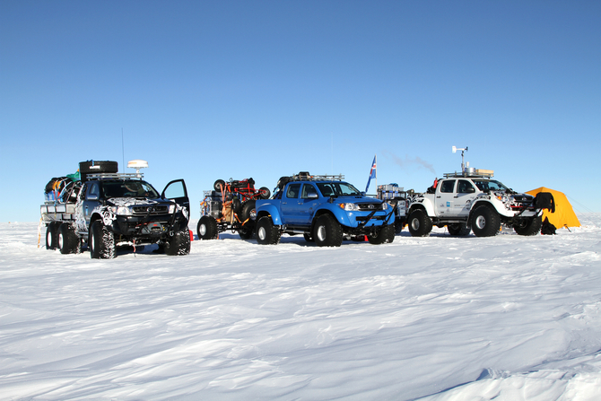 Dez Hiluxs instalaram um depósito de combustível, uma estação meteorológica e deram apoio a outro tipo de expedições Dez Hiluxs instalaram um depósito de combustível, uma estação meteorológica e deram apoio a outro tipo de expedições