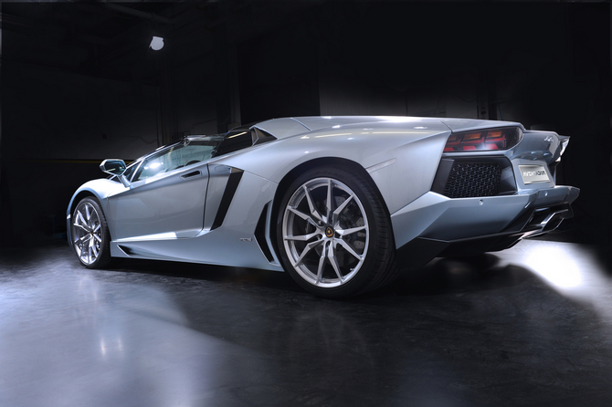 Tal como na versão coupé o Aventador Roadster utiliza o motor 6.5 V12, com tecnologia de desativação de cilindros e stop-start Tal como na versão coupé o Aventador Roadster utiliza o motor 6.5 V12, com tecnologia de desativação de cilindros e stop-start