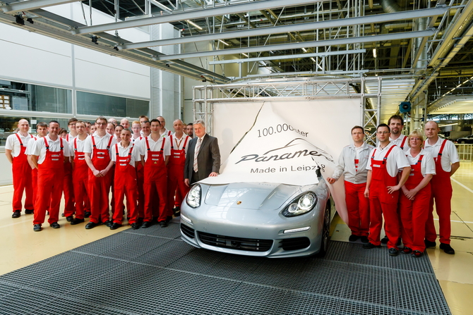 Funcionários da Porsche assinaram uma parede de papel que foi atravessada pelo Panamera nº 100.000 Funcionários da Porsche assinaram uma parede de papel que foi atravessada pelo Panamera nº 100.000