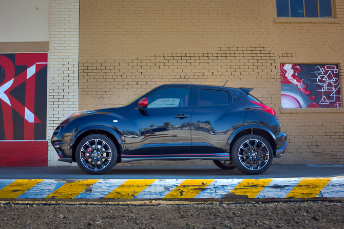 O carro recebe uma versão de caixa manual de seis velocidades com tração dianteira ou uma CVT com tração às quatro rodas O carro recebe uma versão de caixa manual de seis velocidades com tração dianteira ou uma CVT com tração às quatro rodas