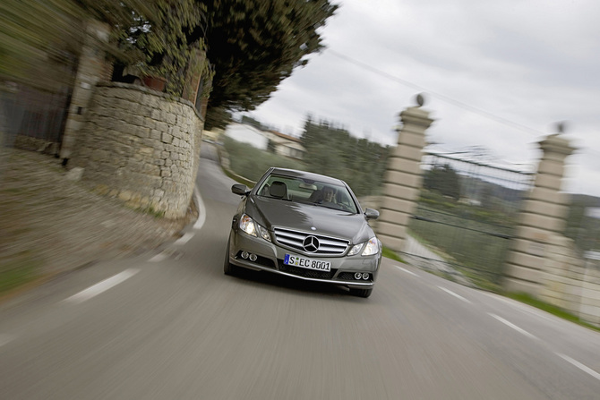 Mercedes-Benz E Coupe 250 CGI BlueEfficiency Auto Mercedes-Benz E Coupe 250 CGI BlueEfficiency Auto