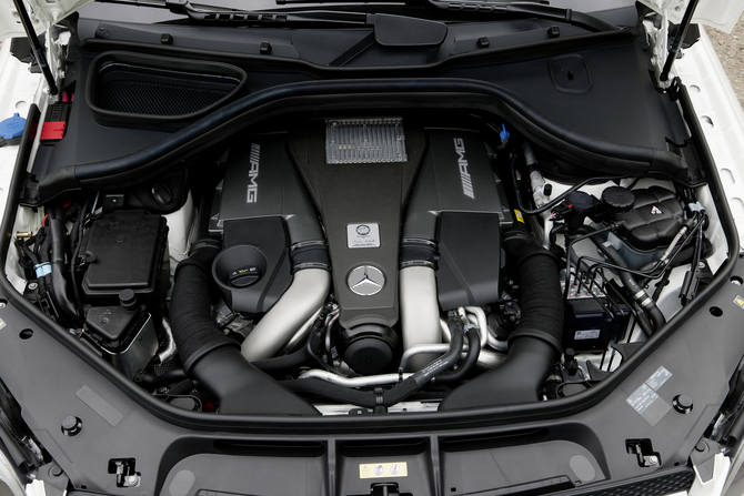 O motor bi-turbo V8 de 5.5l tem 557cv O motor bi-turbo V8 de 5.5l tem 557cv