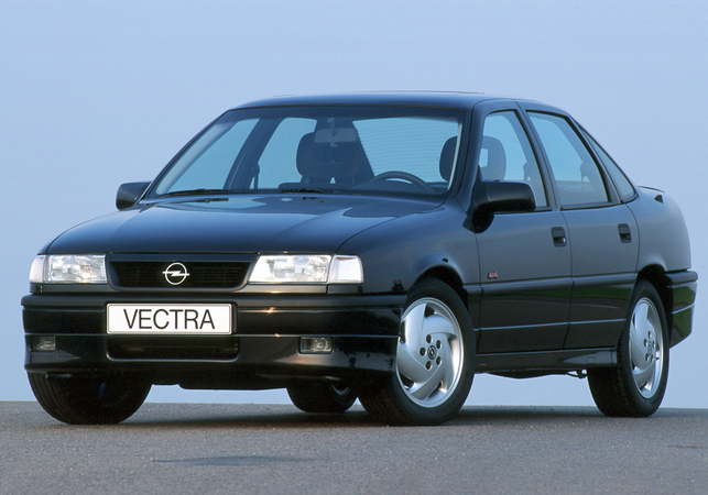 O modelo recebeu um facelift em 1992 e recebeu um pára-choques na cor da carroçaria O modelo recebeu um facelift em 1992 e recebeu um pára-choques na cor da carroçaria
