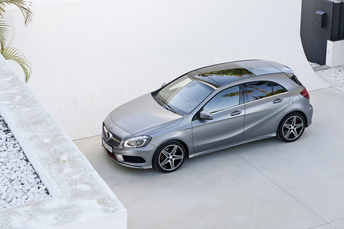A Mercedes oferece um pára-brisas que se prolonga até à posição do condutor A Mercedes oferece um pára-brisas que se prolonga até à posição do condutor
