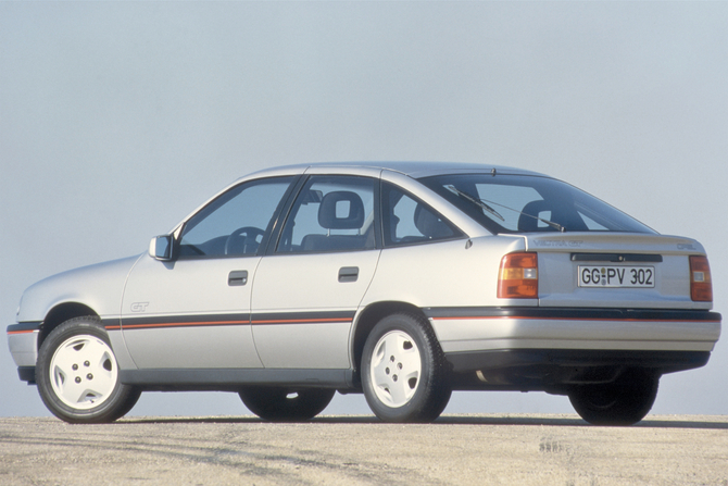 O modelo estava disponível nas variantes notchback e hatchback O modelo estava disponível nas variantes notchback e hatchback
