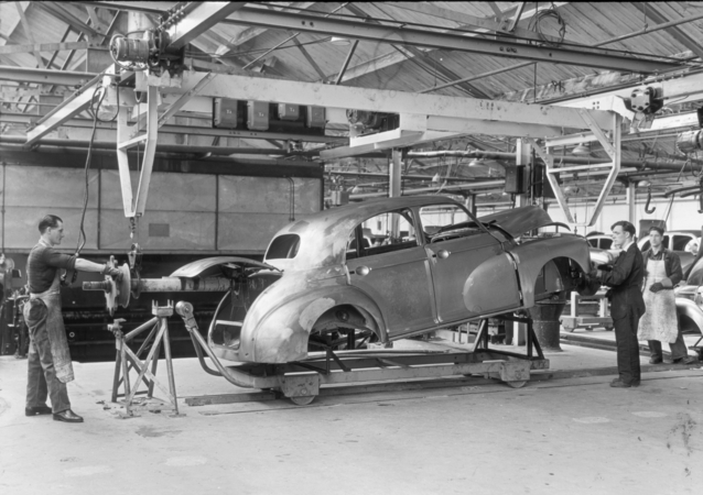 A fábrica tem vindo a produzir carros desde o último século A fábrica tem vindo a produzir carros desde o último século