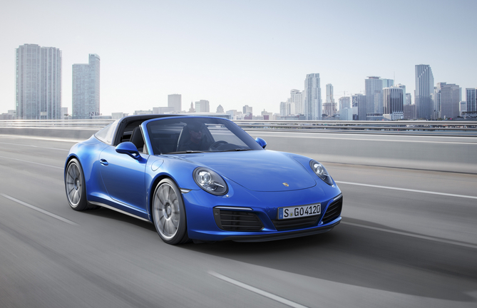 As versões de tração às quatro rodas incluem não só as alterações de design do novo 911 Carrera... As versões de tração às quatro rodas incluem não só as alterações de design do novo 911 Carrera...