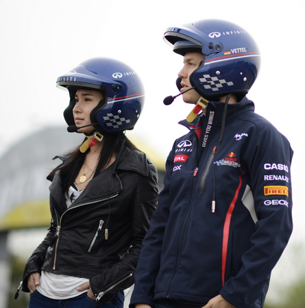 Vettel também ensinou Jade a conduzir num Infiniti G37 Vettel também ensinou Jade a conduzir num Infiniti G37