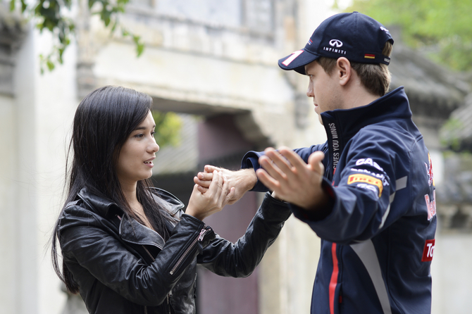 Sebastian Vettel introduzido na arte do Kung Fu pela atriz Celina Jade Sebastian Vettel introduzido na arte do Kung Fu pela atriz Celina Jade